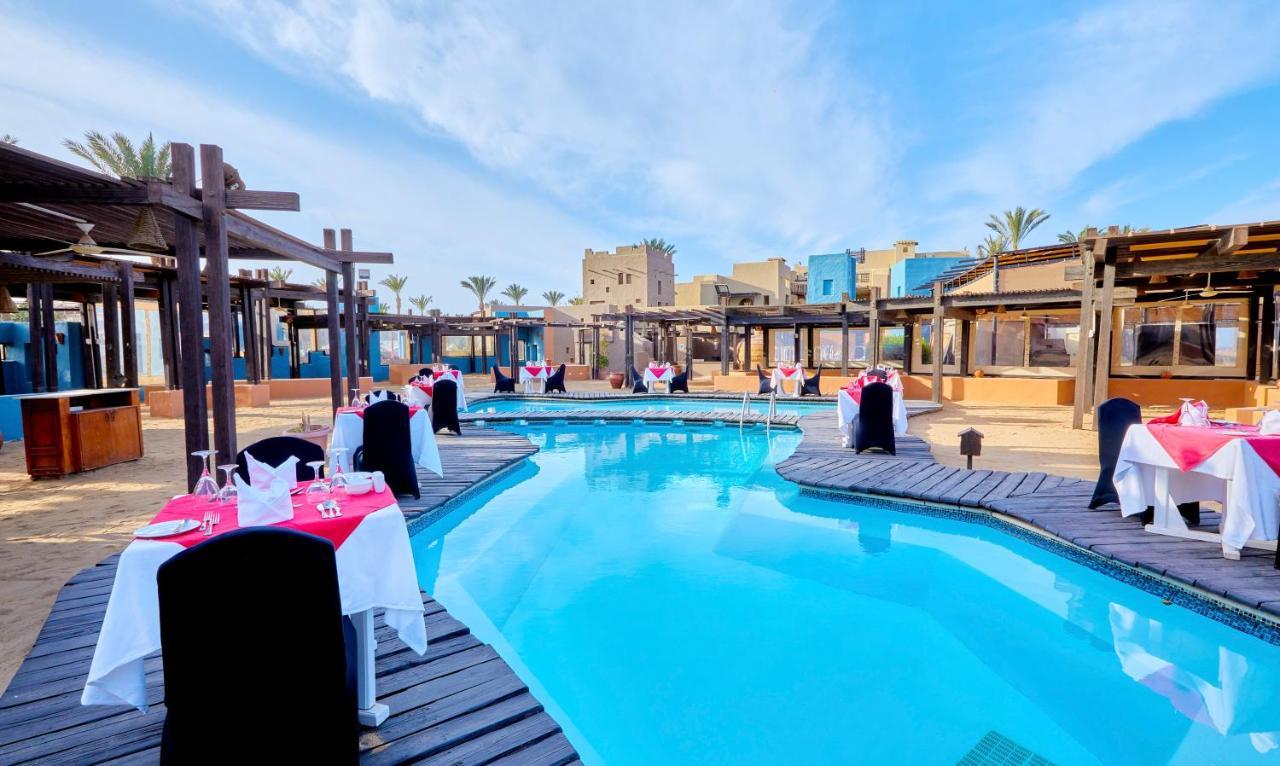Pickalbatros Sands Port Ghalib Exterior photo The swimming pool at the hotel
